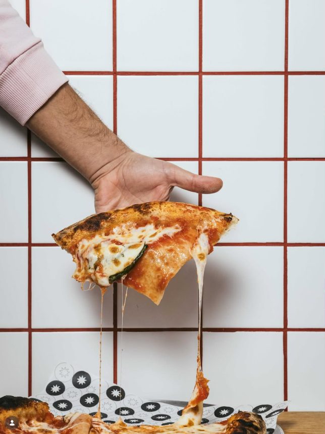 Fatia de pizza Generosa a escorrer queijo